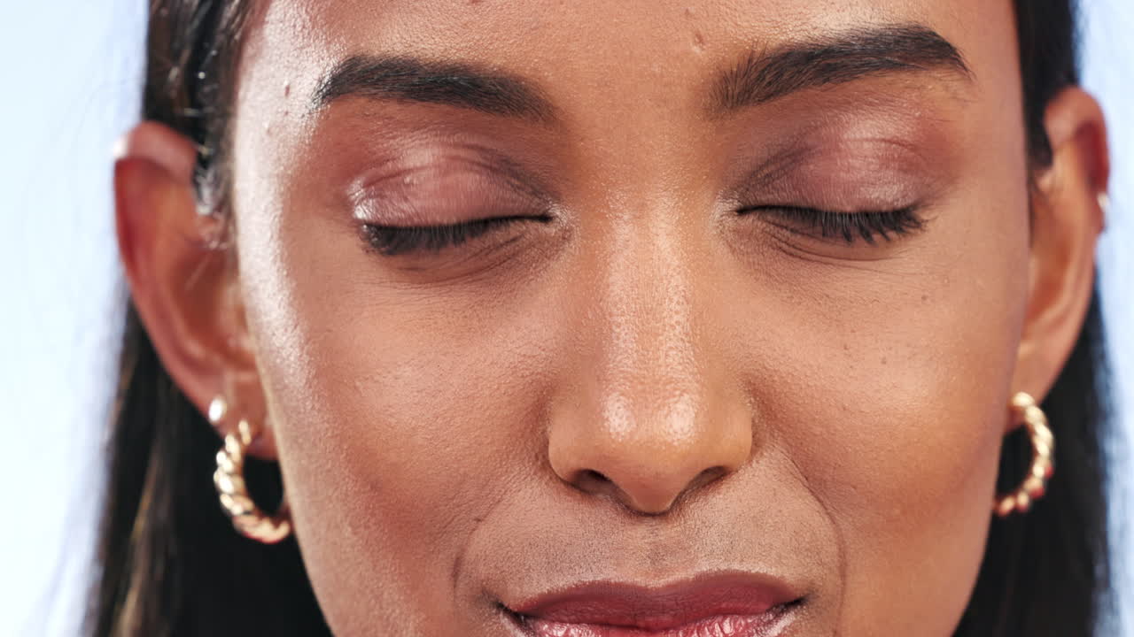 ojos, mujer excitada y rostro en primer plano