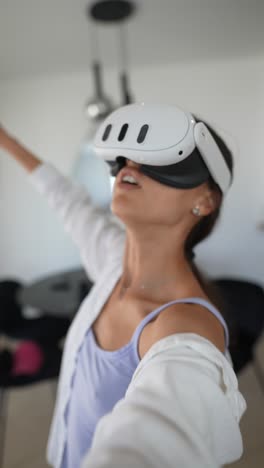 mujer experimentando la realidad virtual