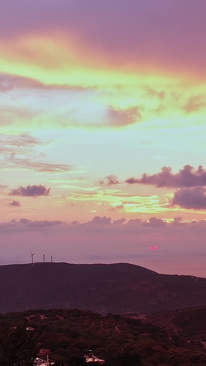 Tramonto Colorato sulle Colline con Pale Eoliche e Oceano