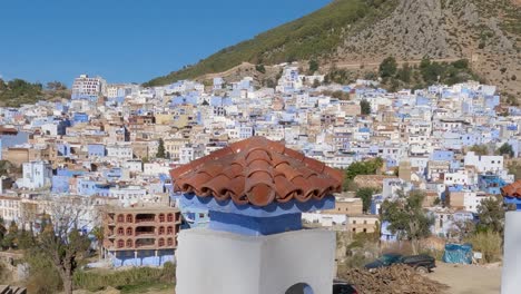 vista de chefchaouen encaramado en las montañas rif del norte de marruecos