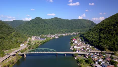 empuje aéreo montgomery west virginia en 4k a lo largo del río kanawha