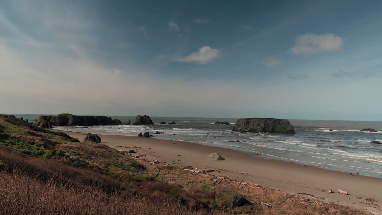 olas rompiendo en la playa de arena de bandon, oregon