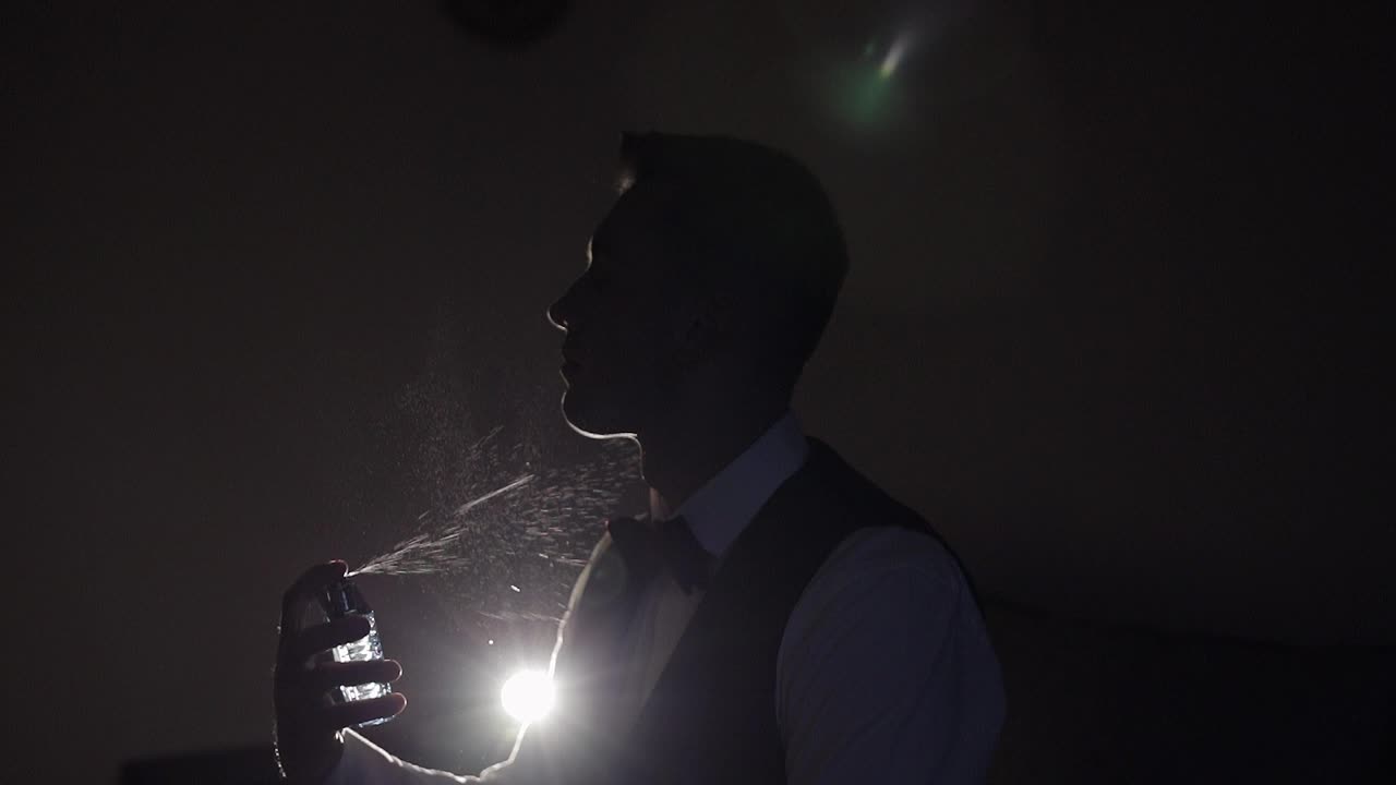 신랑이 자신에게 향기 또는 디오도란트를 어, 결혼식 날, 느린 동작, 잘 옷을 입은 사업가