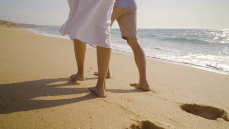 Beine-Eines-Paares,-Das-Am-Meer-Auf-Sand-Läuft