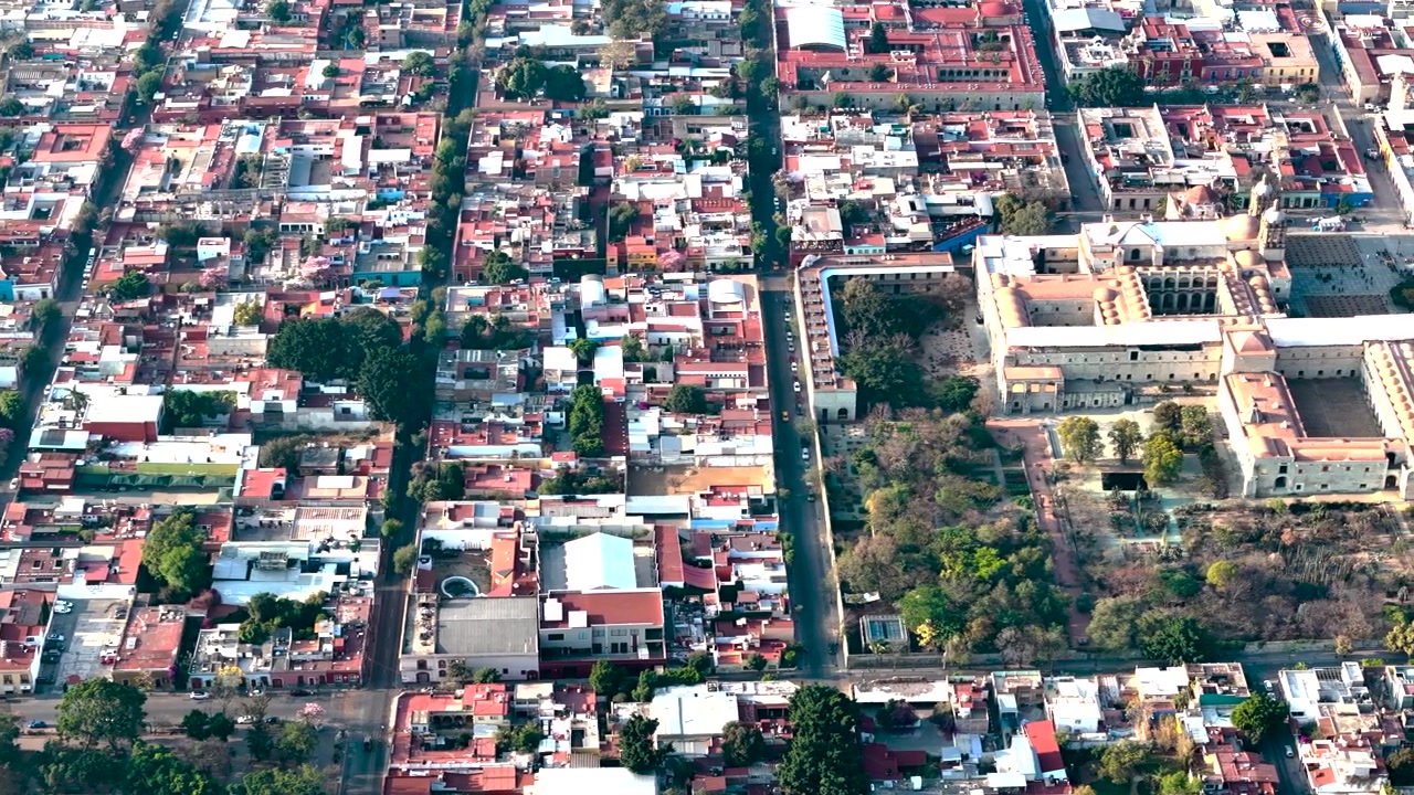 Tomada aérea das igrejas de Oaxaca no México