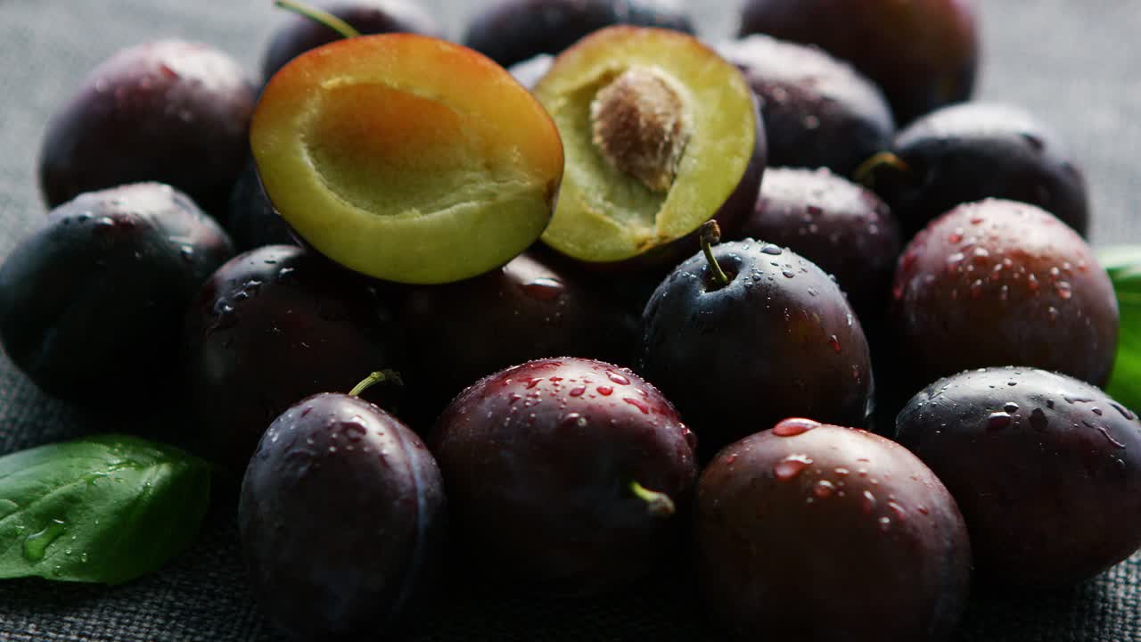 ciruelas enteras y en rodajas en la mesa