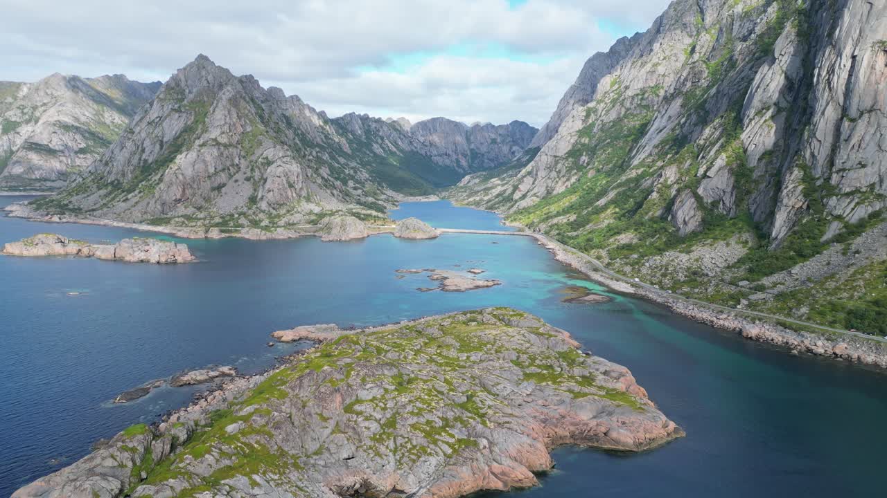 Spiaggia di Rorvikstranda nelle Isole Lofoten, Norvegia, Scandinavia - Aerea 4k