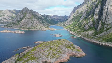 Playa-De-Rorvikstranda-En-La-Isla-De-Lofoten,-Noruega,-Escandinavia---Antena-4k