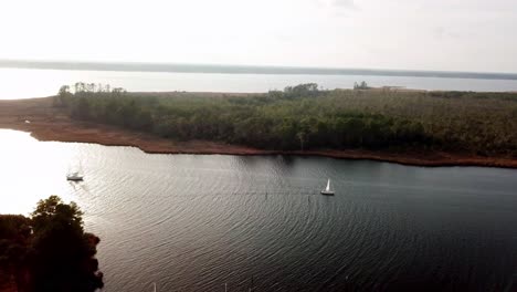 Sailboat-on-Neuse-River-near-New-Bern-NC,-North-Carolina