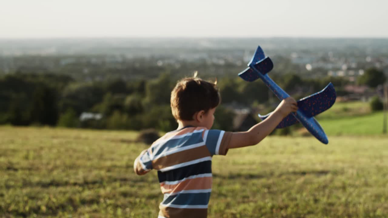 Video di un bambino che gioca con l'aeroplano