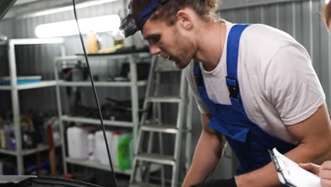 compañeros de trabajo en el taller