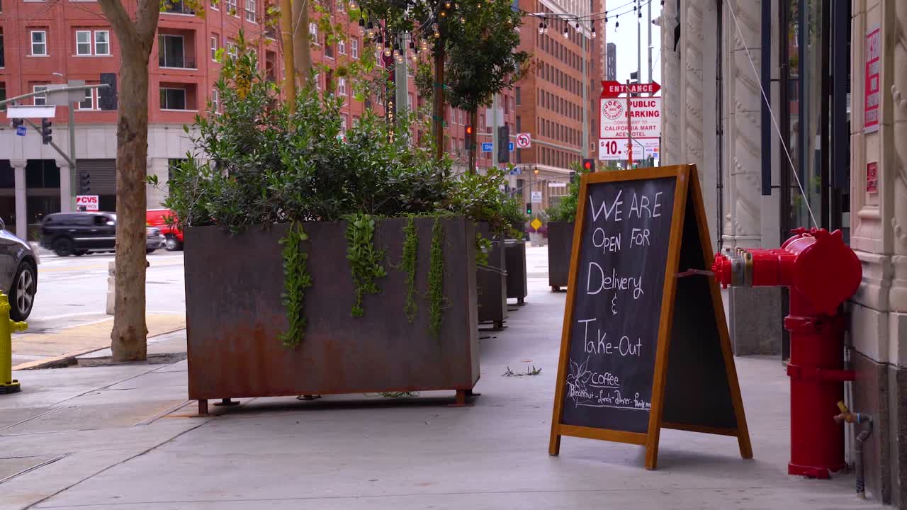 레스토랑은 로스 앤젤레스에서 covid19 코로나 바이러스 발생 전염병 동안 테이크 아웃 및 배달을 제공합니다.