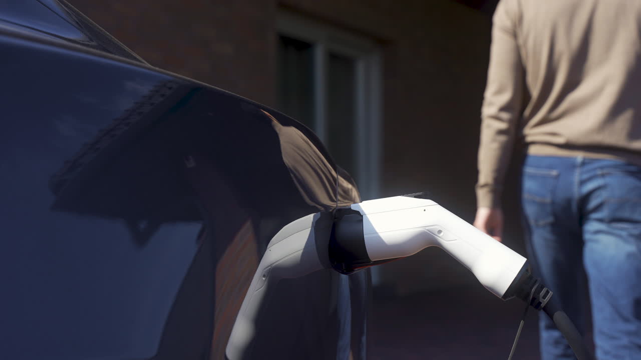 черная машина на открытом воздухе