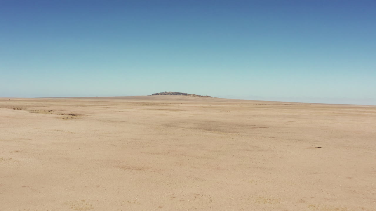 남아프리카의 광활한 나미브 사막 상공을 비행하는 드론