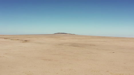 Drone-Vuela-Sobre-El-Vasto-Desierto-De-Namib-En-El-Sur-De-África