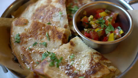 Quesadilla-Salchicha-Italiana-Con-Salsa