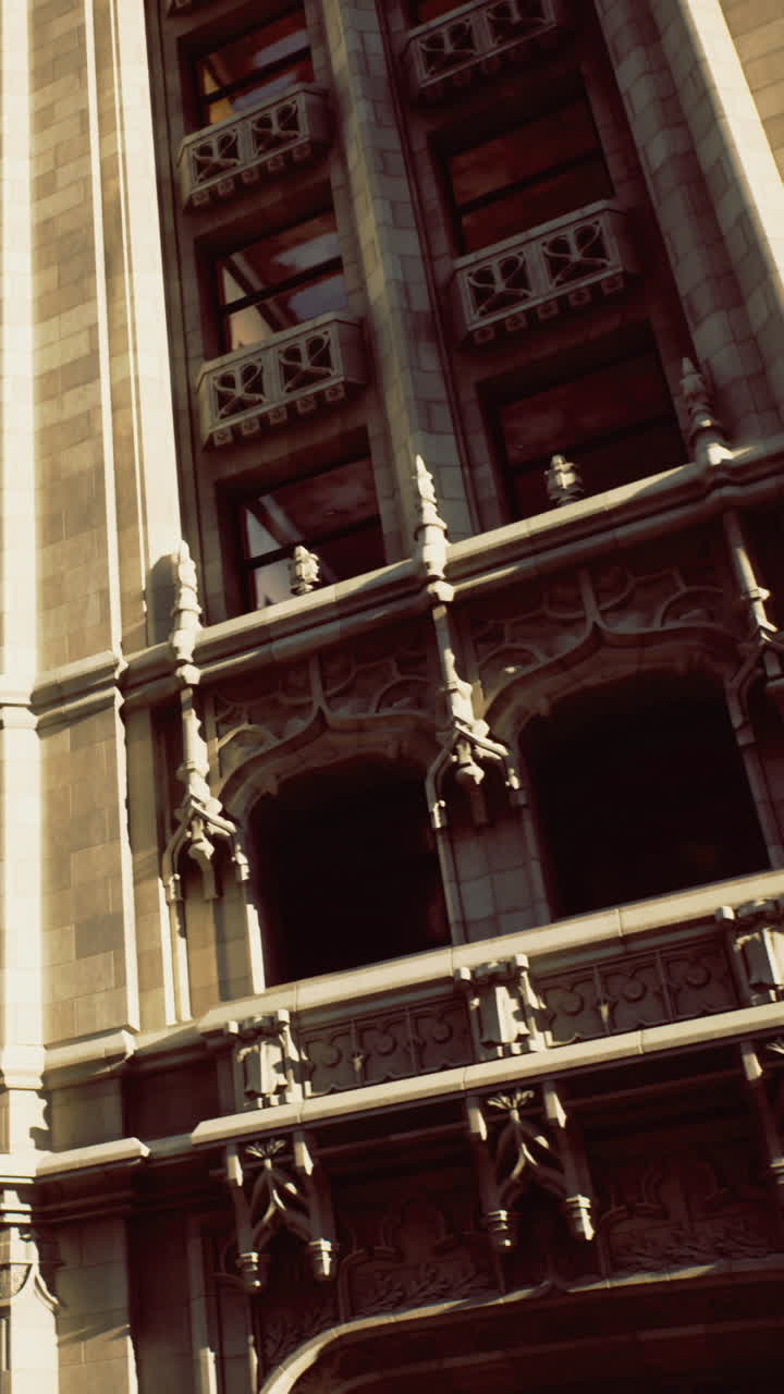 Edifício exibe detalhes arquitetônicos sob a luz da tarde.