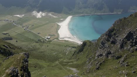 Tiro-Aéreo-De-Arriba-Hacia-Abajo-Montañas-Hoddevik-Y-Playa-De-Arena-Con-Aguas-Turquesas-Del-Océano-En-Noruega---Tiro-De-Drone-Inclinado-Hacia-Arriba