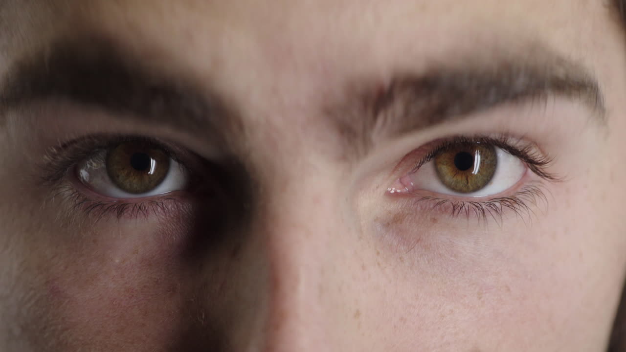 de cerca los ojos del hombre mirando enojado mostrando emoción feliz expresión sorprendida