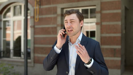 closeup businessman talking about business. man talking about work outside