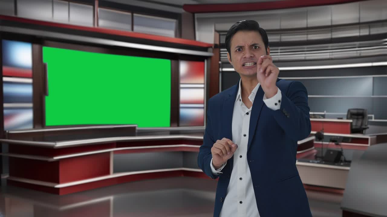 Naštvaný indický novinář ukazující na volné místo pro text a křičící