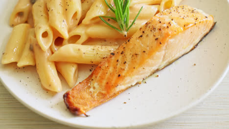 filete de salmón a la parrilla con salsa de crema de tomate pasta penne