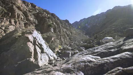 valle rocoso en las montañas del atlas