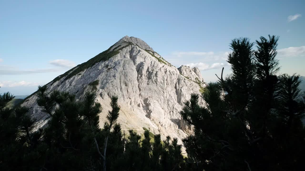 Slovenya'daki Triglav Milli Parkı'nda Julian Alpleri boyunca yürüyüş.