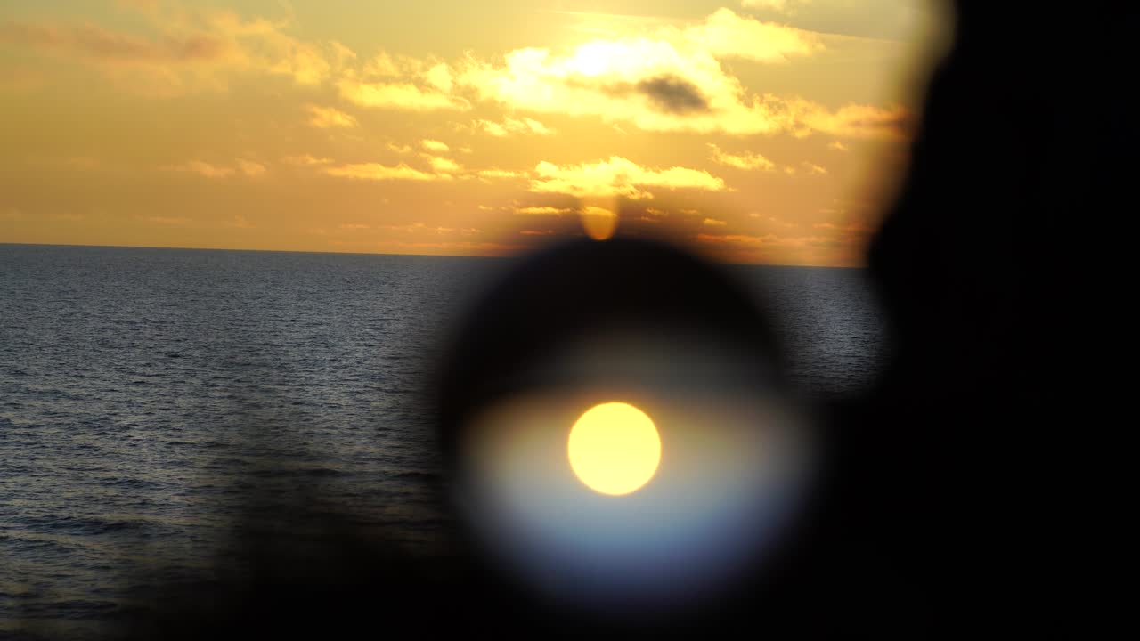 가을 시간 라트비아의 해가 지는 렌즈볼