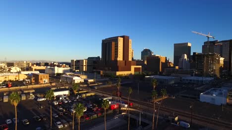 Vista-Aérea-Del-Centro-De-La-Ciudad-Al-Amanecer-En-Phoenix,-Arizona