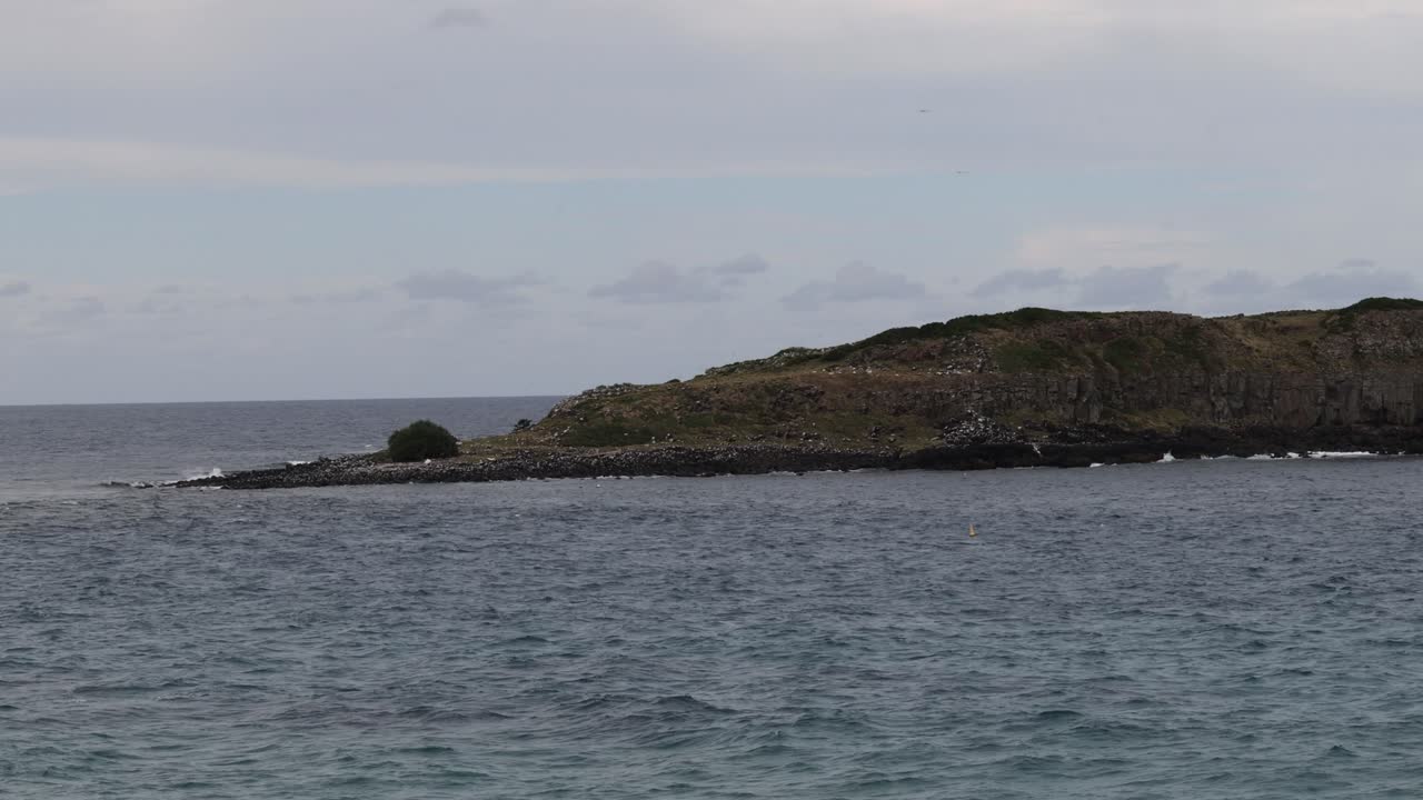 작은 바위 섬 을 둘러싼 평온 한 바다