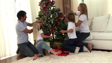 Montage-Einer-Familie,-Die-Einen-Weihnachtsbaum-Schmückt