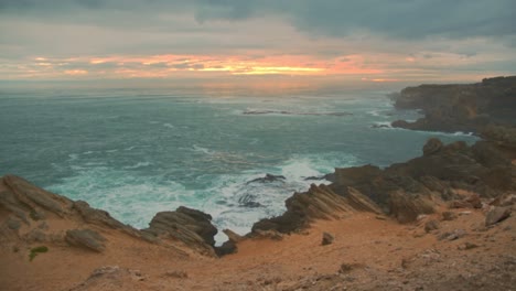 Mächtige-Wellen-Schlagen-Auf-Die-Felsen-Und-Verwandeln-Sich-Während-Des-Sonnenuntergangs-In-Gischt-Und-Wildwasser