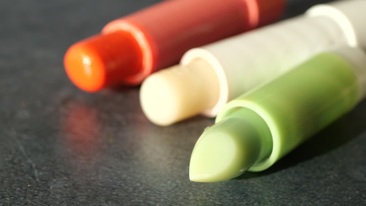 tres bálsamos para los labios de colores