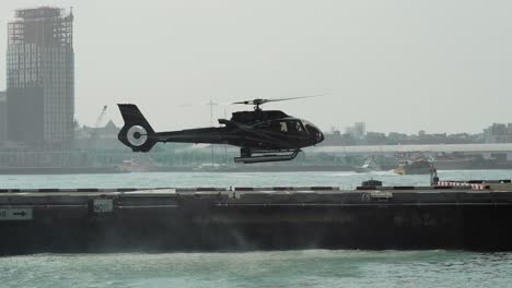 Helicóptero-Aterrizando-En-La-Ciudad-De-Nueva-York