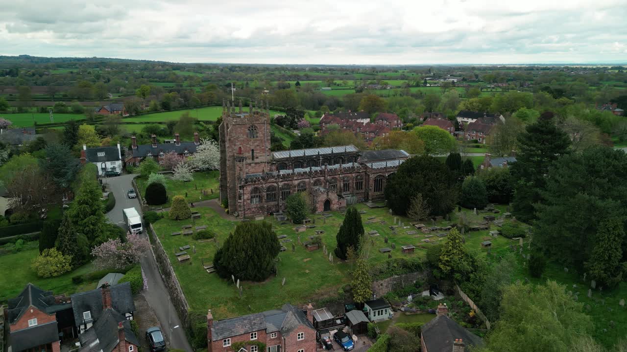 st boniface, bunbury, cheshire - una iglesia de pueblo inglesa por excelencia - avión no tripulado en el sentido de las agujas del reloj pan y enfoque, 23 de mayo