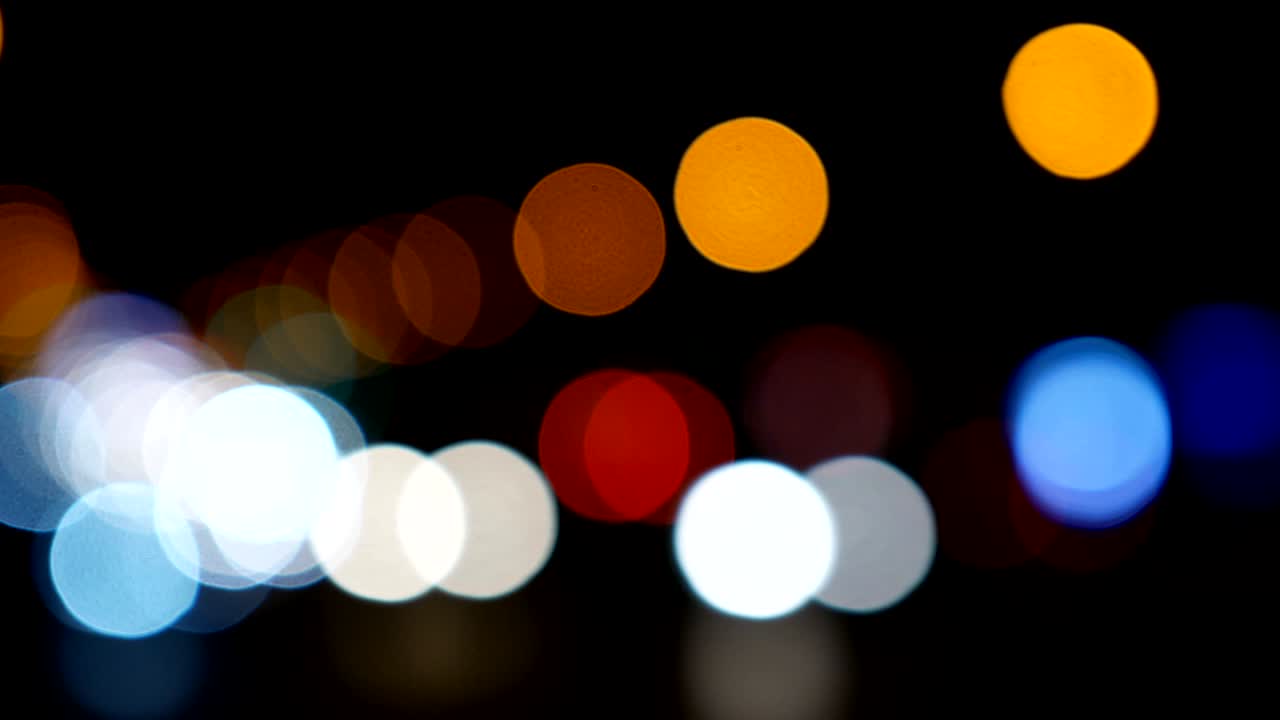 luces desenfocadas calle de los ángeles resumen. fondo borroso de la ciudad. círculos de bokeh en movimiento del tráfico nocturno.