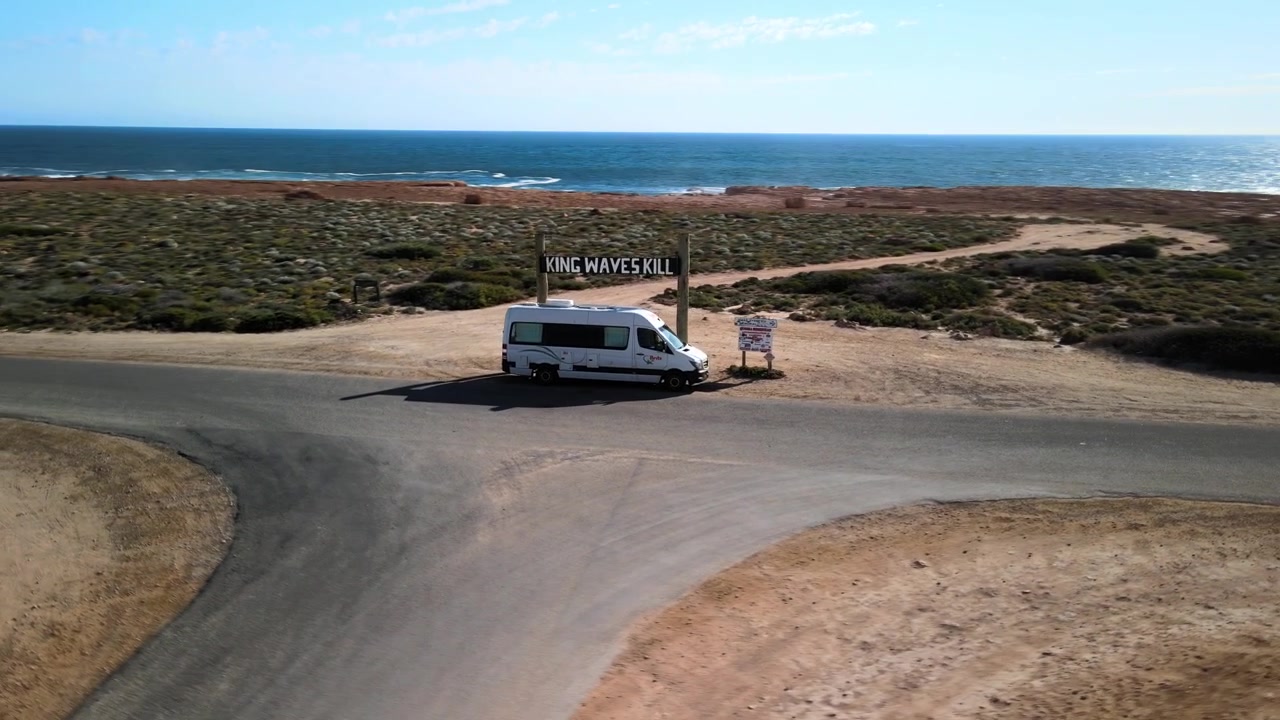 Señal de advertencia 'Olas Gigantes Matan' en los géiseres marinos de Quobba, Carnarvon