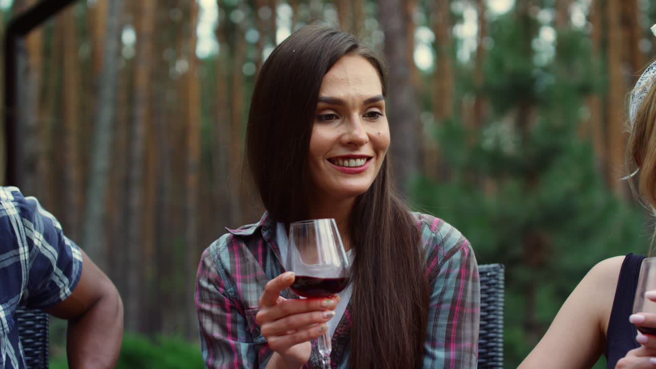 mujer hermosa sonriendo afuera. hombre afro feliz hablando de una historia en una fiesta de barbacoa