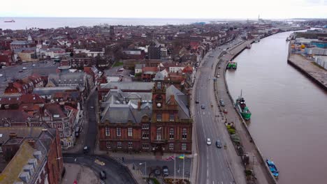 toma aérea de la calle de la ciudad de great yarmouth y la bandera de ucrania e inglaterra ondeando en el aire