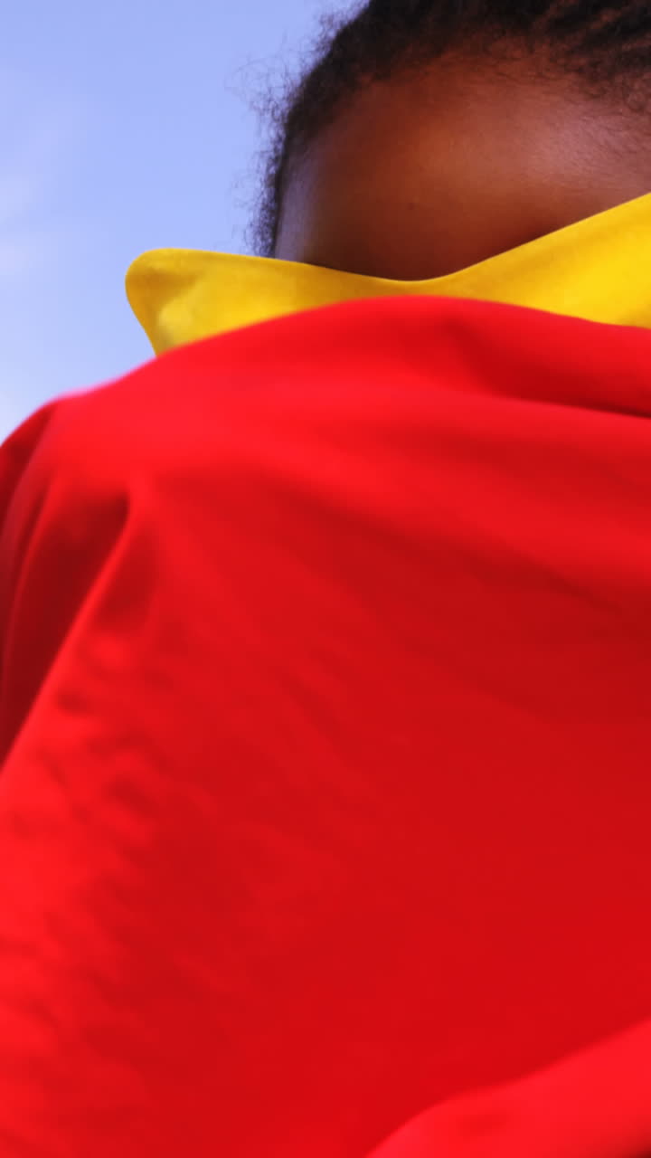 un niño fingiendo ser un superhéroe.