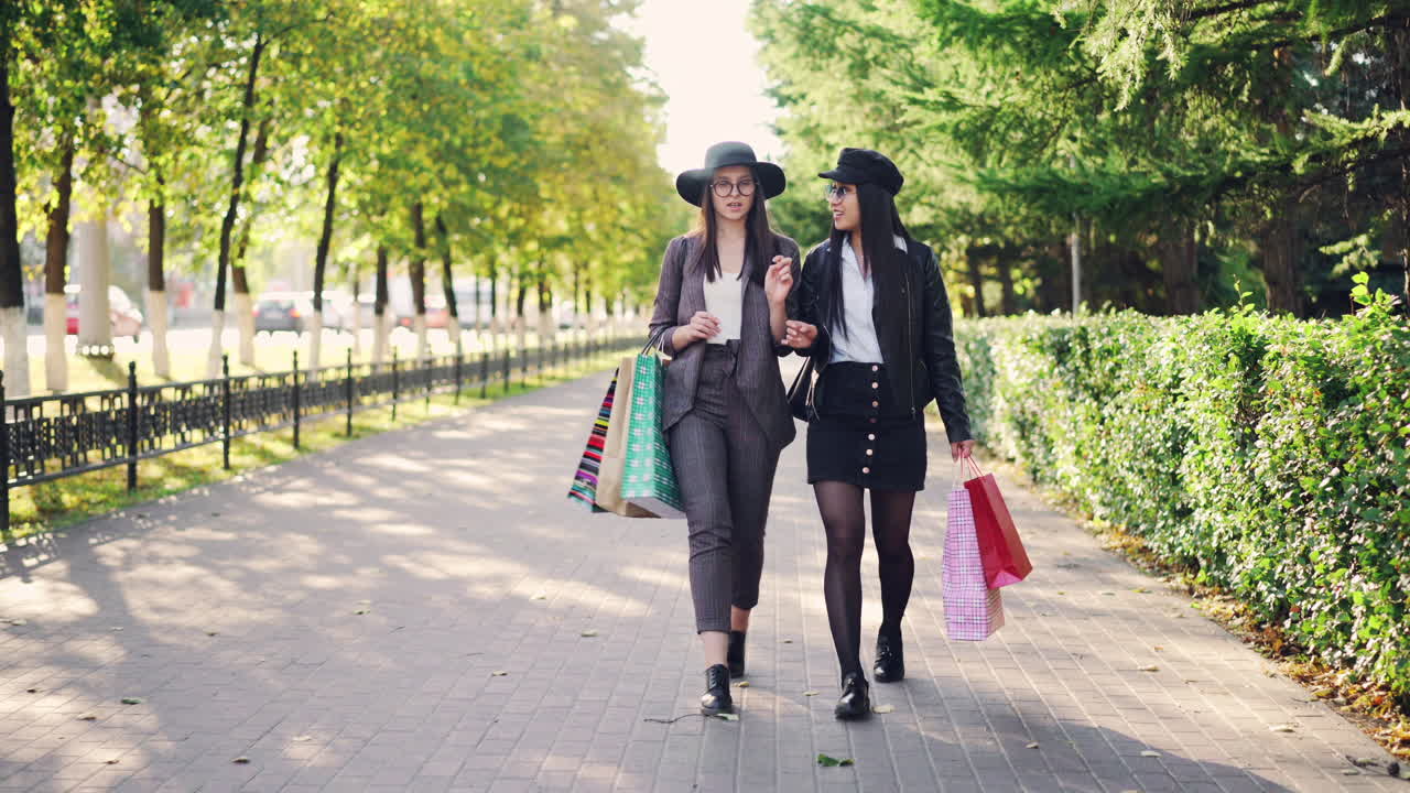 두 명의 여성이 쇼핑을 하고 있습니다.