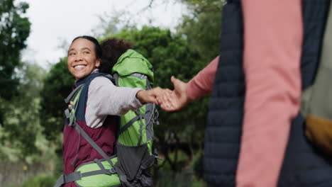 amor, mujer feliz o pareja de camping tomados de la mano