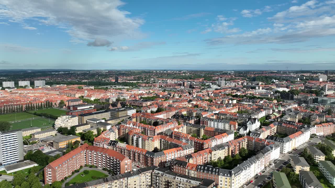 las densas zonas residenciales se encuentran en frederiksbjerg y aarhus c área en dinamarca - paisaje urbano en movimiento hacia atrás aérea aarhus