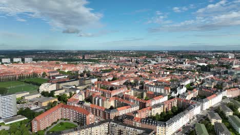 Densa-Zona-Residencial-Se-Encuentra-En-Frederiksbjerg-Y-Aarhus-C-En-Dinamarca---Paisaje-Urbano-En-Movimiento-Hacia-Atrás-Aéreo-Aarhus