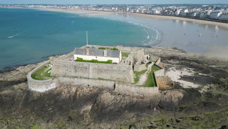 National-Fort-Saint-Marlo-Frankreich-Aufsteigende-Drohne,-Luftaufnahme,-Blick-Aus-Der-Luft