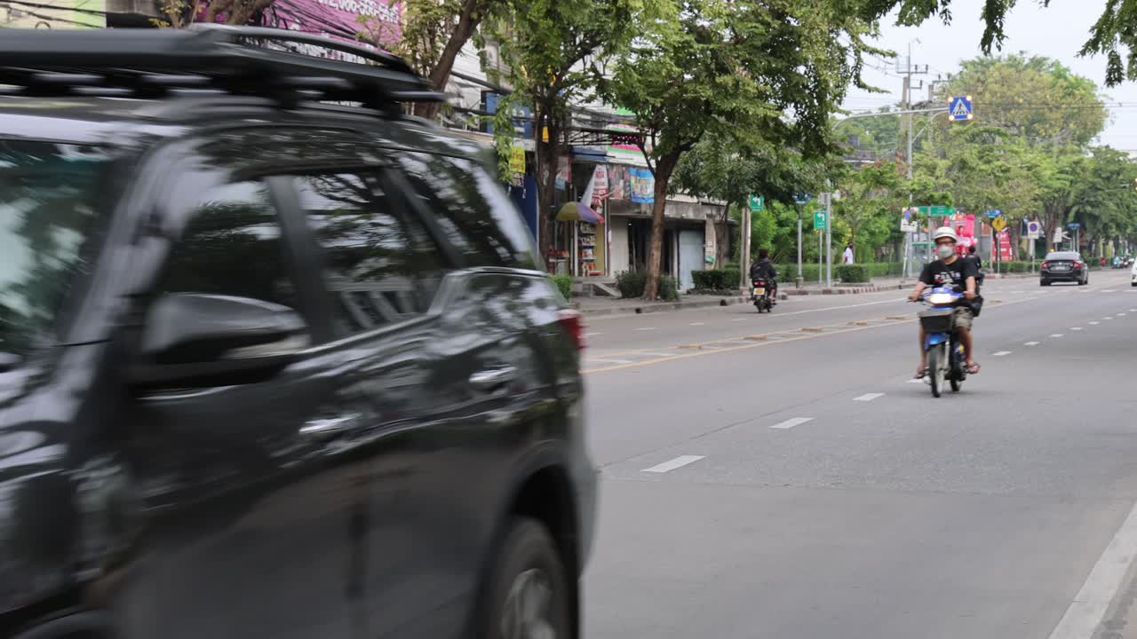 도시 거리를 가로지르는 차량과 오토바이