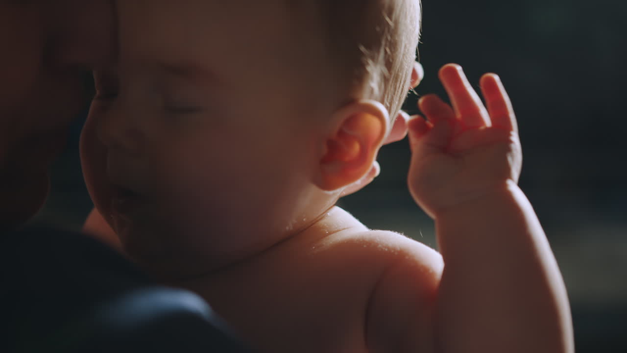 부모의 손에 들려있는 아기의 클로즈업