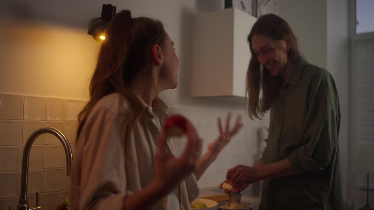 부부 가 함께 요리 하는 것