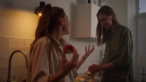 una pareja cocinando juntos.